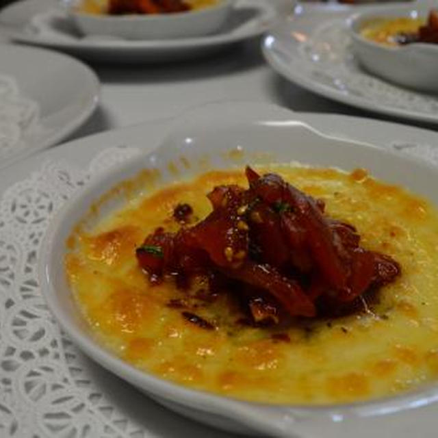 ベイクドプロバロンチーズ　トマト・バジルのバルサミコ酢和をトッピングして
