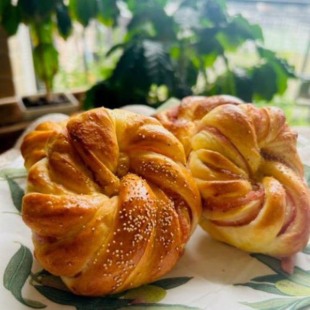 自宅用パン焼きは、季節外れの桜餡のねじりあんパンとレーズンロールパン♪♪ラベンダー頂きました!!