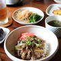 しめじ入りつゆだく牛丼 と ２種類のナムル。
