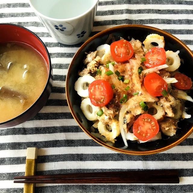 火を使わない　新玉ねぎと竹輪、鯖缶のおかか丼