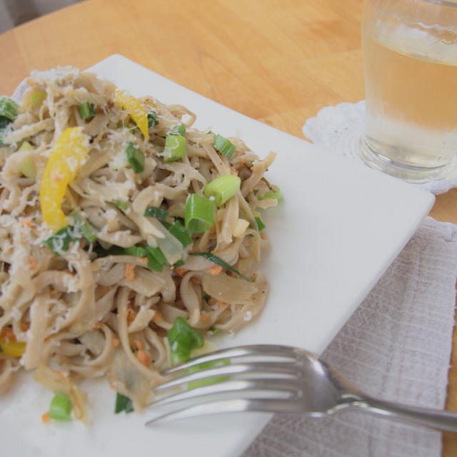 お一人様ごはん・ランチは”ごぼうと鮭フレークのお蕎麦ぺペロンチーノ”