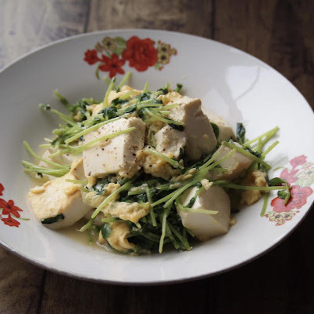 アジア食堂風！豆苗と卵と豆腐のぱぱっと炒め 