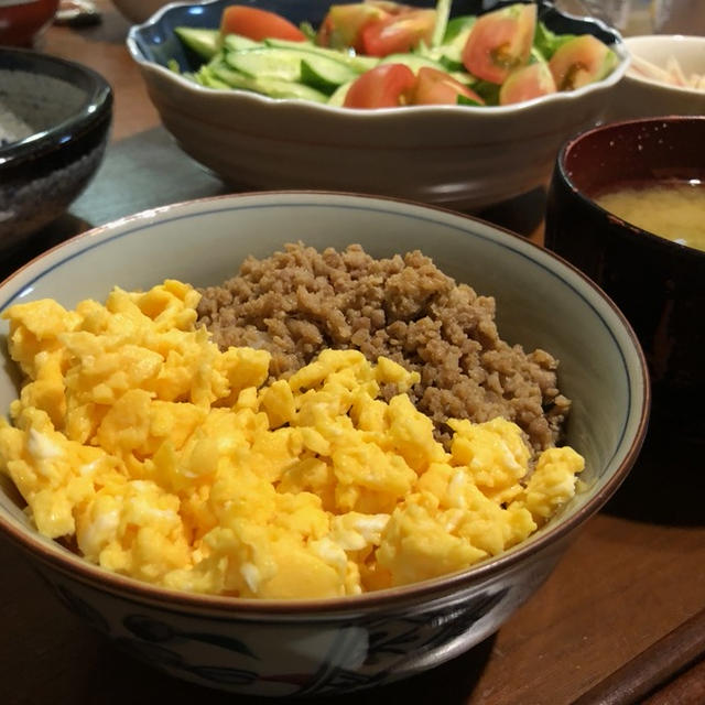 コク旨ふわふわ卵と鶏豚そぼろ丼～と、この季節、はて何を着ればいいの？。。の話(-_-;)