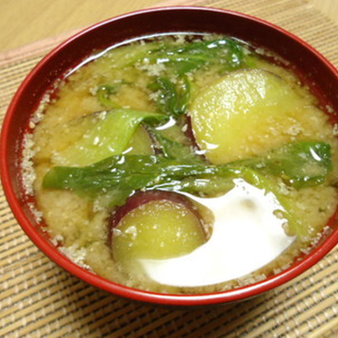 お椀の中のさつまいもとチンゲン菜のごま味噌汁