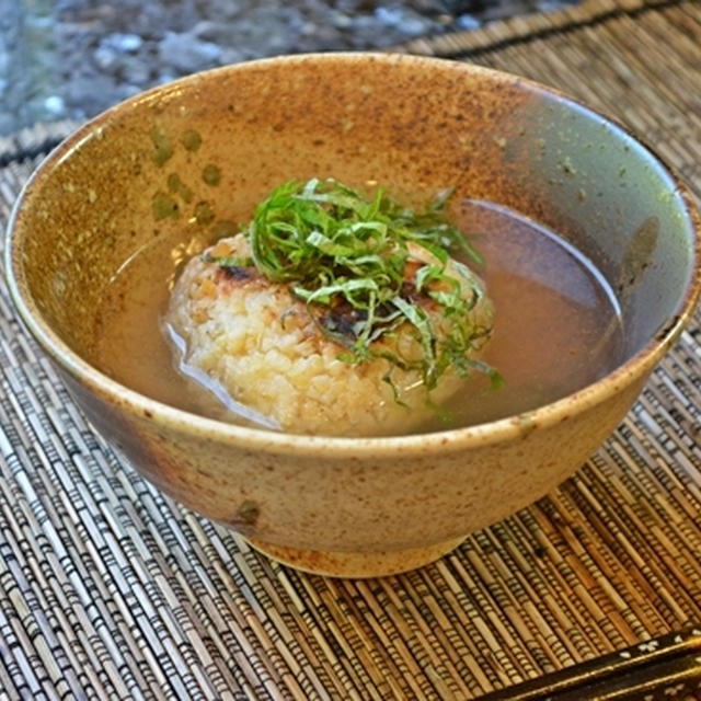 甘辛味噌焼きおにぎりの出汁茶漬け