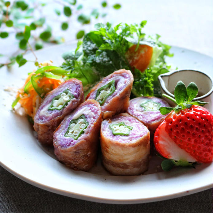 白いお皿に盛られた紫キャベツ肉巻きといちごや野菜