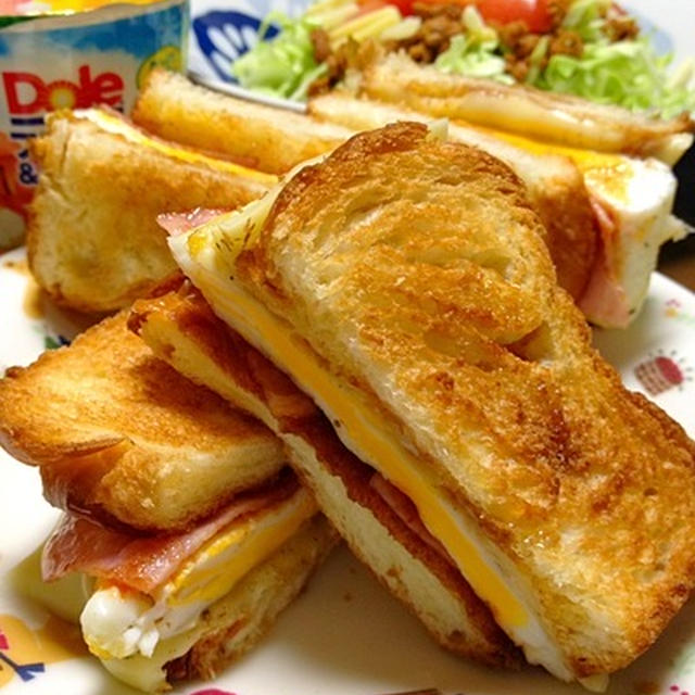 ベーコンエッグホットサンドです☆