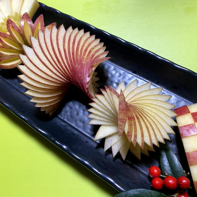 リンゴで正月飾り切り　扇、松　便利なフルーツカット How to cut an apple Japanese