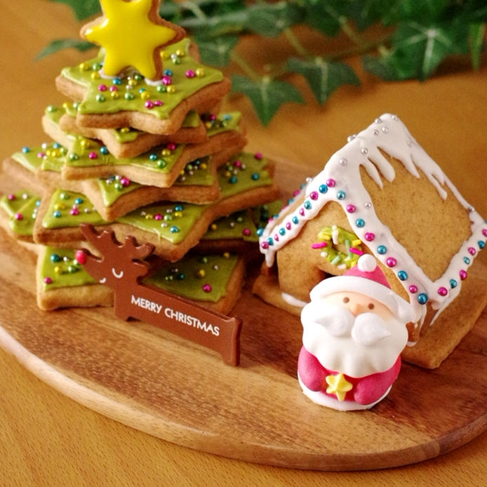 星型のクッキーを重ねたクリスマスツリーとクッキーの家