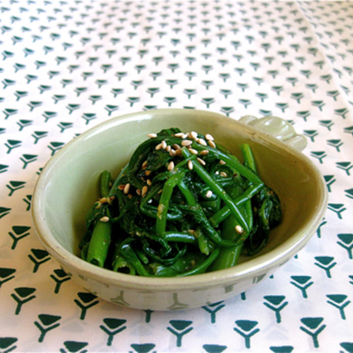 緑色の器に盛られた空芯菜のナムル