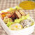 だし屋大友 の【鰹だし胡麻】真ん丸お握り弁当 と ゴマで副菜。