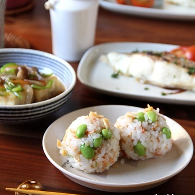 筍のみそ漬けと枝豆のまんまるおにぎり。和食ごはん。