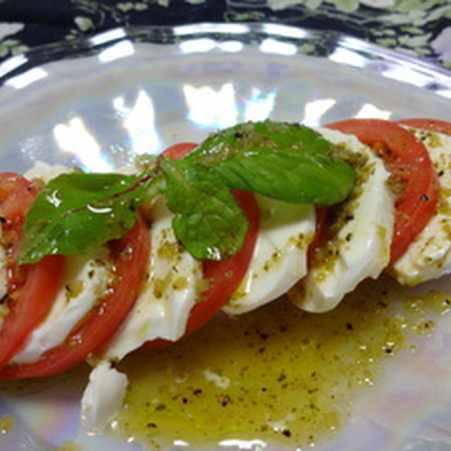 トマトとモッツァレラのサラダ By Miyabiさん レシピブログ 料理ブログのレシピ満載