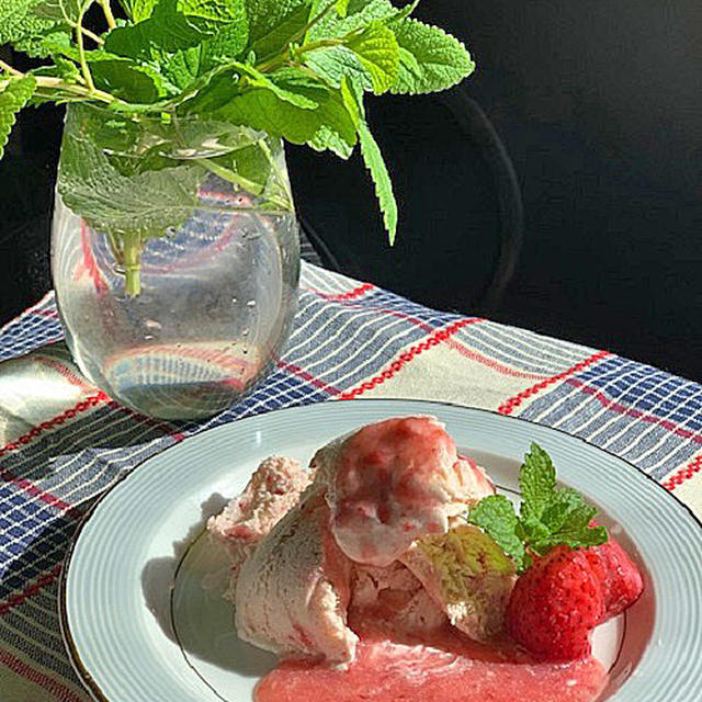 地元産冷凍苺で苺アイスクリームを作りました・・今朝の富士山