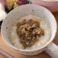 おかゆであったか朝ごはん。と、アレンジレシピで肉味噌トッピングがほっこり美味しい。