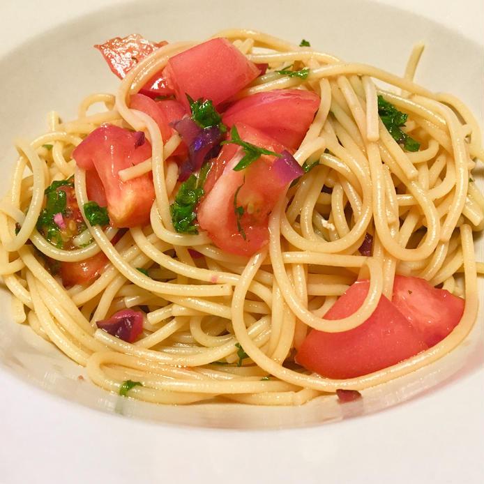 トマトや大葉などが入ったしば漬けの和風パスタ