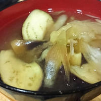 にがうりのワタも捨てないで！茄子とミョウガとにがうりのワタのお味噌汁。