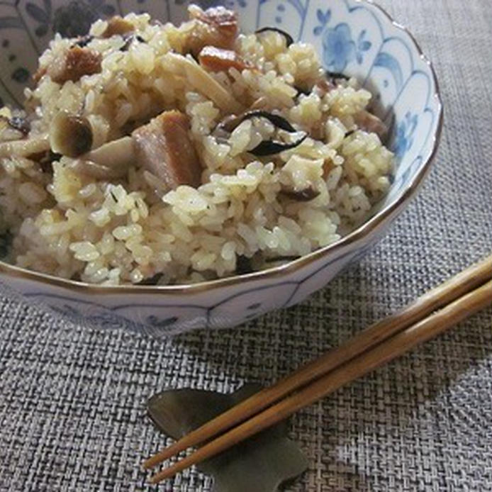 茶碗に盛られた豚角煮の汁で炊き込みご飯