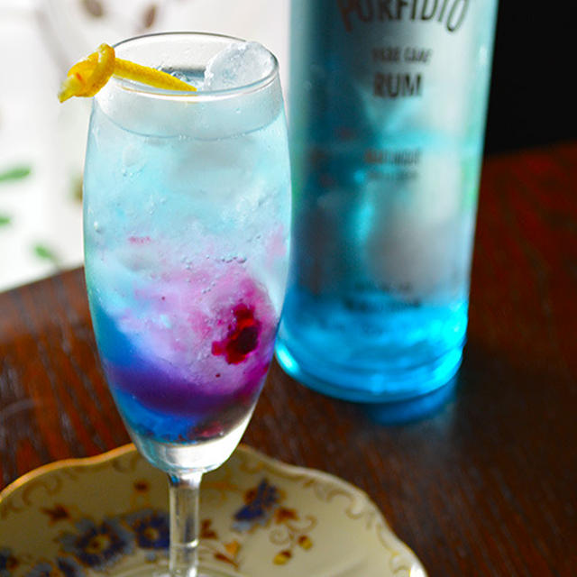 Rum Cocktail 夏の太陽が沈んだ空のグラデーションカラー ラム ベリーサワー By 青山 金魚さん レシピブログ 料理ブログのレシピ 満載