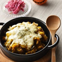 【スパイス大使】ナツメグ香る「かぼちゃと肉そぼろのチーズ焼き」