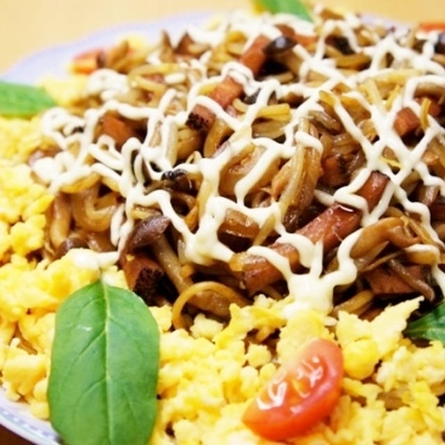 クリスマスリース風♪スパイシーなペパーポークハム入り甘口ソース焼きそば☆☆