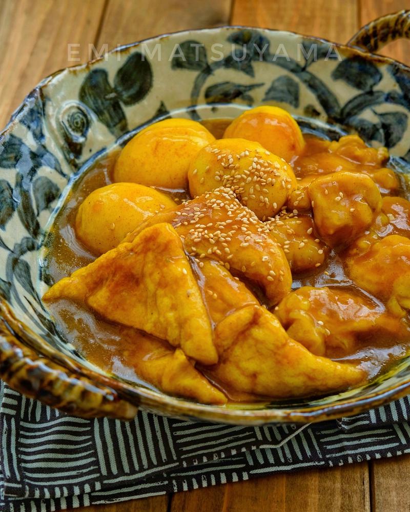 ＊鶏肉と油揚げとゆで卵のカレーとろみ煮＊鶏肉に片栗粉をまぶして煮る...