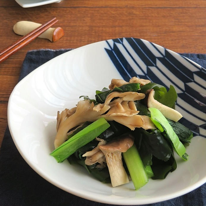 白い皿に盛った小松菜ときのこの和え物
