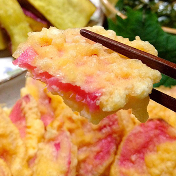 紅しょうがの天ぷらを箸で持っている様子