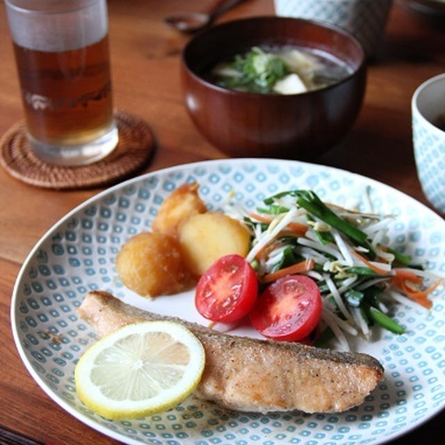 秋鮭のムニエル と 五目豆煮。白ねぎの豚肉巻き（フーディストノート）。