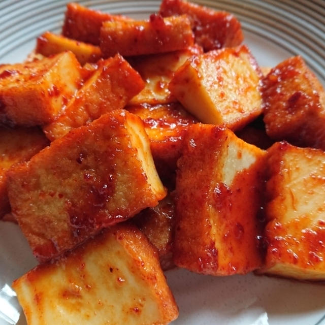 甘辛ヤンニョムチキン味の豆腐レシピ。モチモチ厚揚げで簡単アレンジ