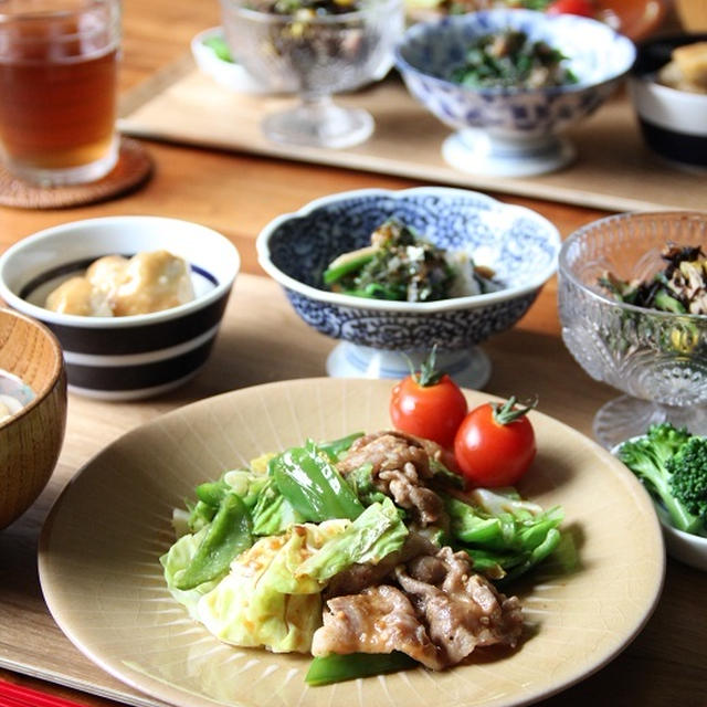 春キャベツと豚肉の味噌炒め。と、小さなおかずいろいろ。