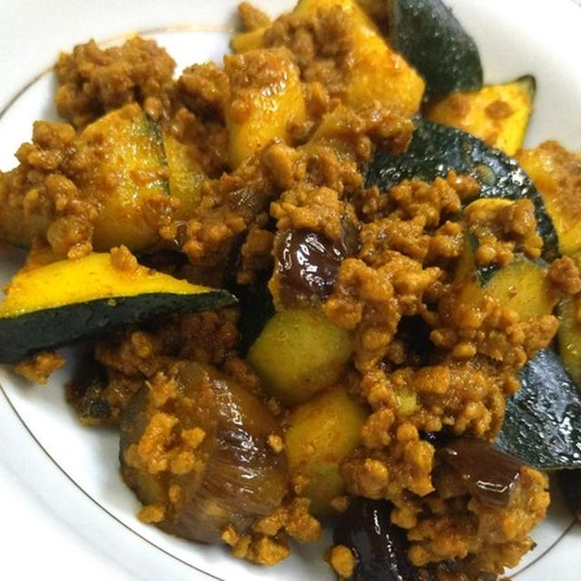 そのまま食べてもご飯にのせてもOK！！なすとズッキーニのドライカレー★