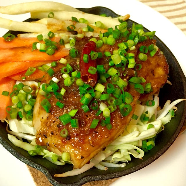 鶏もも肉のオニオンステーキとドッサリ野菜のスキレット