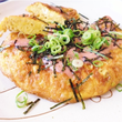 サラダクルル入りスパニッシュオムレツたらこ生風味ソースかけ