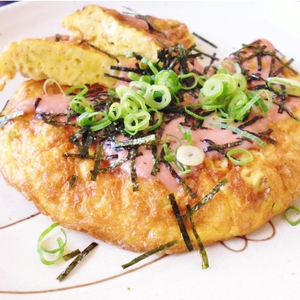 サラダクルル入りスパニッシュオムレツたらこ生風味ソースかけ