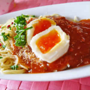半熟卵のせミートパスタ