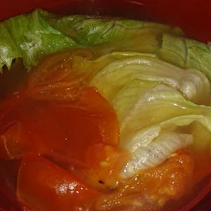 にんにくコンソメ味のトマトレタススープ
