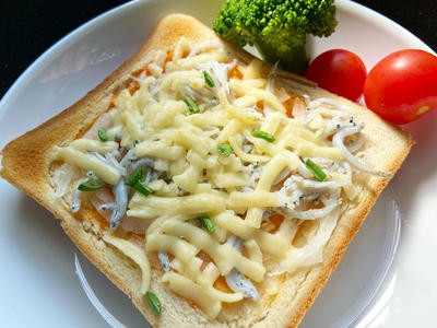 ピリ辛味噌チーズしらすトースト
