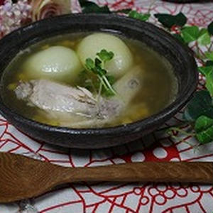 鶏手羽と丸ごと玉ねぎのスープ