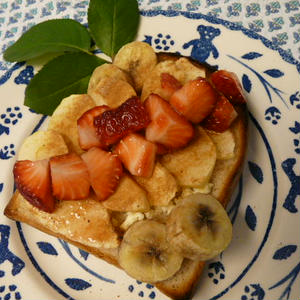 りんご&バナナのスパイシートースト・苺のはちみつマリネ添え