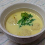サフラン色のトリ団子スープ