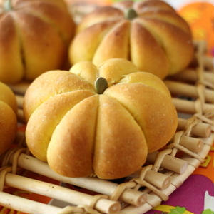 かぼちゃの形のパン