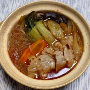 ピリ辛中華スープで餃子鍋