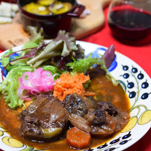 圧力鍋で簡単本格的!牛すね肉のワイン煮込み