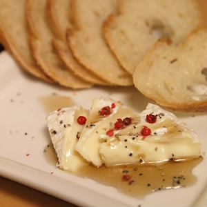 メープルシロップかけのカマンベールチーズ
