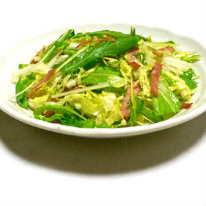 カリカリベーコンとシャキシャキ白菜と水菜のわさび醤油ドレッシングサラダ