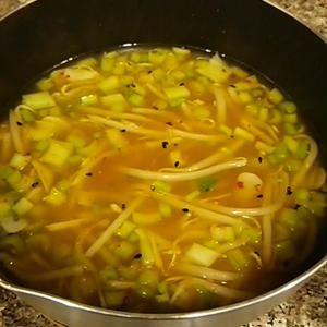 もやしと生姜のわさび風味ご飯スープ