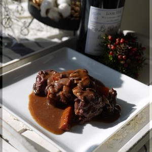 ローズマリ―香る　鶏の赤ワイン煮込み