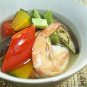 緑黄色野菜のグリル焼き入りトムヤムクン風スープ