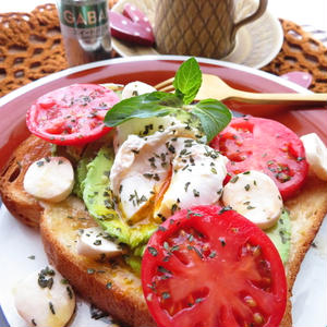 モッツァレラとトマトのバジルマリネのオープンサンドイッチ